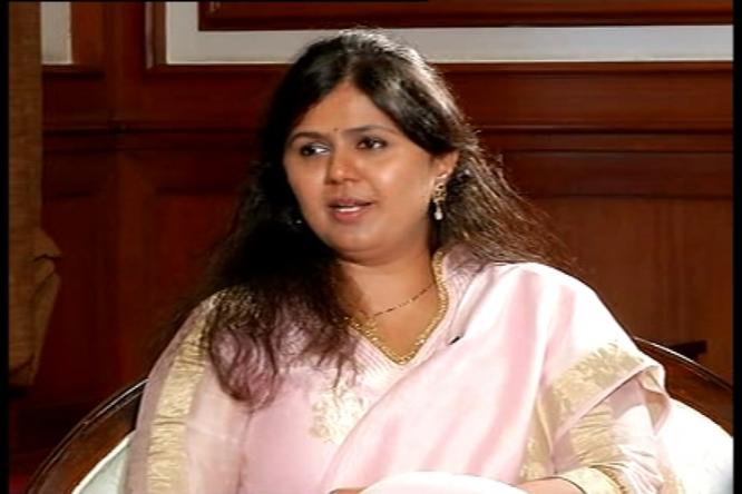pankajamundedefendsbanonwomenatmaharashtratemple